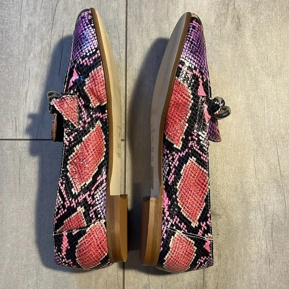 DONALD  J PLINER NWOT Leather Snake Print Loafer Shoe Chain Detail, Size 7.5 - Picture 7 of 9